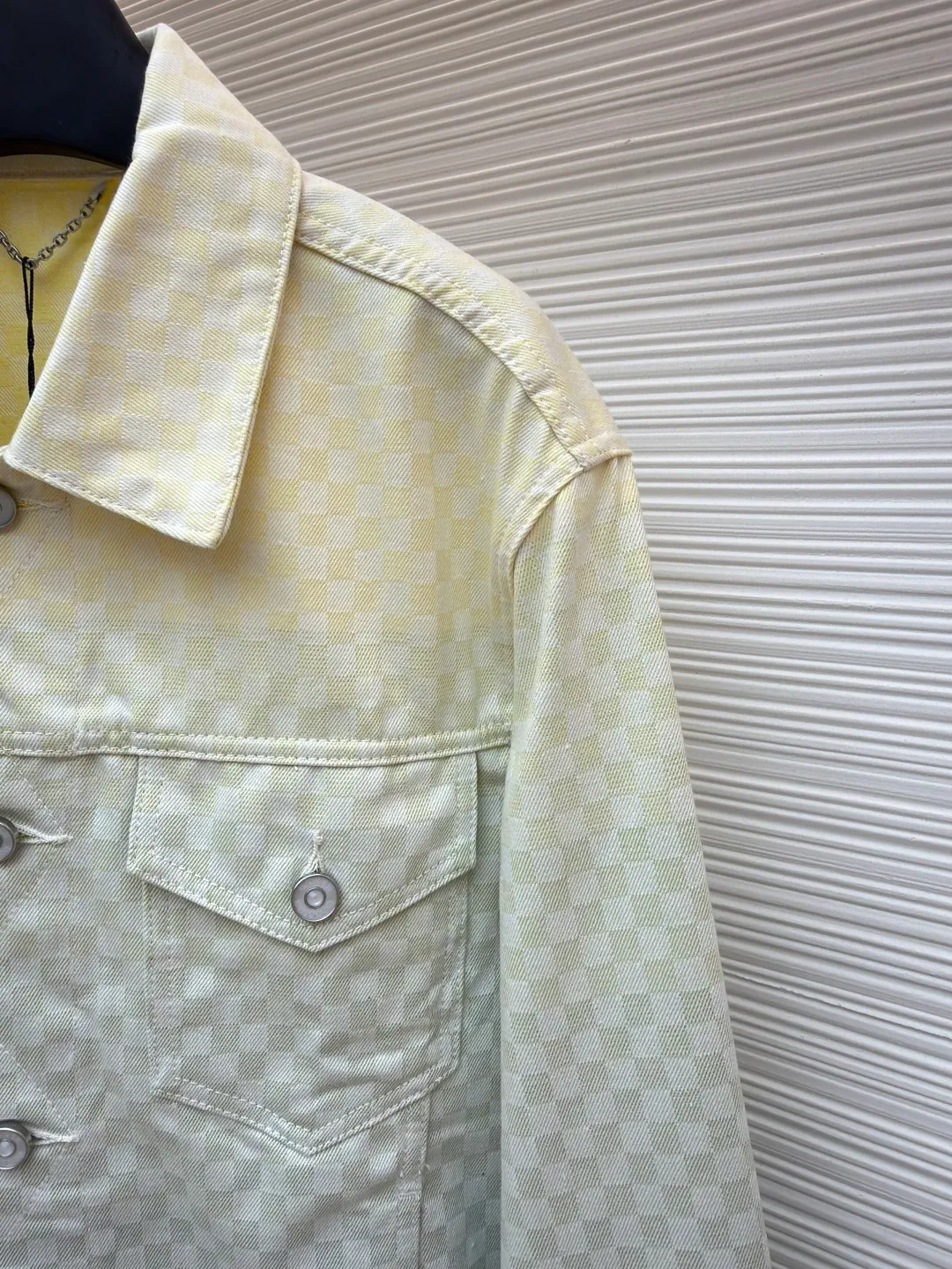 LOUIS VUITTON gradient jacquard denim jacket ●Authentic product: 25300 purchased and developed ●Item number: 1680990-C10 ●Fabric: denim fabric ●Technology: jacquard texture ●Version: fitted version ●Size: 44-46-48-50-52 ●Weight: about 955 grams ●Description: YB purchased the pattern, using customized cotton fabric, the fabric is comfortable, soft, skin-friendly and breathable. The whole body is decorated with jacquard texture to show an elegant gradient, the chest is decorated with button flap pockets, pearlescent metal denim buttons, and the nubuck leather label is placed on the back. The pearlescent metal buttons highlight the Dandy style. The waist is equipped with an adjustable strap, which can be matched with many types of clothing to create a fashionable look. The overall line is straight and delicate, the fabric is comfortable and soft, and the color is consistent without color difference. It can be matched with the same style to create a fashionable look and control various occasions. Customized accessories, complete three labels, the same style for men and women!